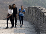 组图：米歇尔登慕田峪长城 与女儿们深情拥抱