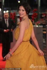 组图：女演员爱琳-缇索黄色长裙优雅性感