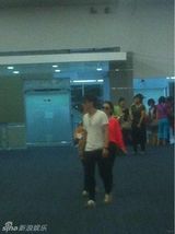 组图：戚薇与李承铉泰国牵手被拍 恋情浮出水面