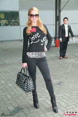 组图：希尔顿携男友来港 墨镜遮面大方拍照