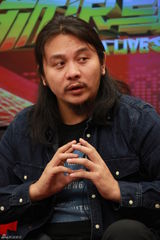 组图：《一座城池》主创做客 房祖名黑超卖萌