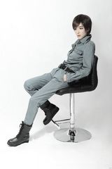 组图：叶倩云演绎别样中性风情