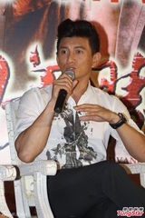 组图：吴奇隆帅气宣传新剧 甘婷婷超大项链抢镜