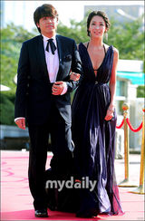 组图：朴有天闵孝琳等众星亮相首尔电视颁奖礼红毯