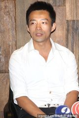 组图：汪小菲火速澄清未欠薪 上衣绷开闹笑话