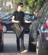 组图：安妮-海瑟薇开车载老公着休闲装不修边幅