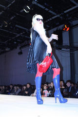 组图：吉米穿连衣裙风骚走秀 用穷时尚引导潮流