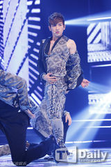 组图：神话新曲夺冠吻奖杯 SHINee钟铉银发回归