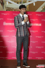 组图：汪东城着夸张铆钉裤亮相 与粉丝亲密合影