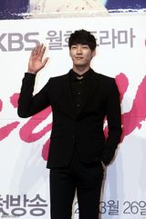 高清组图：张根硕允儿等宣传《爱情雨》十足养眼