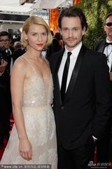 组图：美剧《国土》主创集体亮相艾美红毯