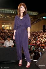 组图：田馥甄举办签唱会 Ella和Selina抢当歌迷 