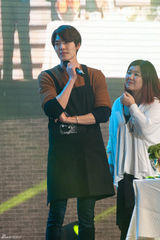 组图：金宇彬见面会展歌喉 穿围裙做料理