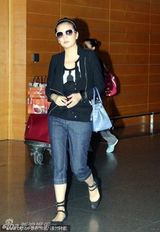 幻灯图集：赵薇产后尚显臃肿 独身飞沪任电影节评委