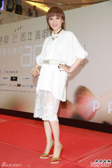 组图：陈慧娴签名会自曝正减肥个唱将跳舞