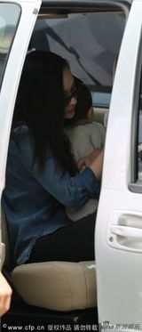 组图：霍思燕黑超抱娃闪车内 助理当保姆服侍