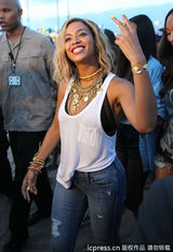 组图：碧昂斯背心牛仔裤亮相 街头搞怪引围观