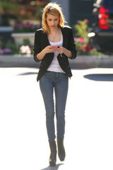 高清组图：艾玛-罗伯兹街拍 小西装外套搭配潮鞋