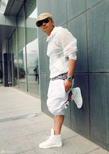 高清组图：何晟铭街拍LOOK 白色运动装束休闲范
