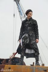 组图：黄义达劲装拍新歌MV 白色风衣型男风采