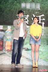 组图：周渝民亮相帅气斯文 陈妍希笑容甜美