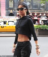 组图：蕾哈娜街头秀肚皮挂金链炫富 尽显摇滚范