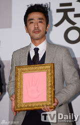 组图：林秀晶柳承龙等亮相青龙奖按手印活动