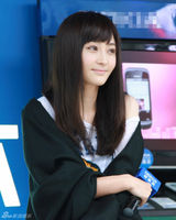 组图：姚笛出席某时尚活动  态度亲切获粉丝追捧