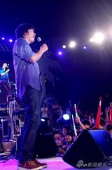 幻灯：陈楚生领衔沙滩音乐会 透露想在家乡开个唱