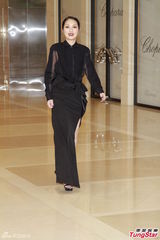 组图：杨千嬅开叉露背再走性感风 为爱子学省钱