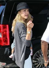 高清组图：杰西卡-阿尔芭携女儿出游 小奥诺不惧镜头