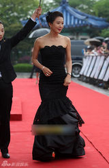组图：金熙爱亮相百想红毯 曳地镂花黑裙高雅
