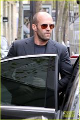 组图：杰森-斯坦森赴秀场 为超模女友助阵