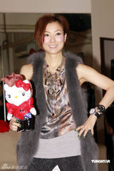 幻灯：郑秀文拼命为个唱彩排 否认为教会捐款三千万