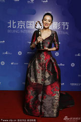 组图：章子怡获影后十连冠 与家人吃炸酱面庆祝