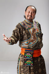 组图：腾格尔换装写真不卖萌 展最炫民族大叔风