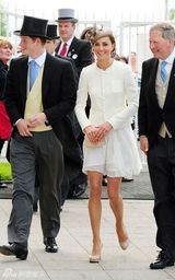 高清组图：威廉王子和凯特公主亮相英国马场看赛马