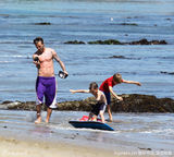 组图：贝克汉姆海滩亲子乐 赤膊亮相晒健硕身材