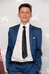 组图：《狼孩》发布 女主角裙装亮相显清纯