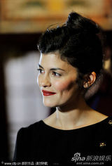 组图：奥黛莉-塔图优雅亮相《寂寞的心灵》首映