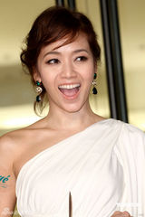 组图：侯佩岑斜肩礼服优雅 娇羞难掩待嫁女儿心