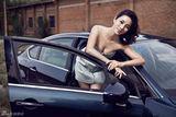 组图：周菲拍汽车杂志 大露香肩时尚霸气
