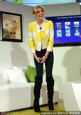 组图：抖奶超模阿普顿亮相 黄色外套明艳动人