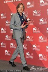 组图：《危险方法》记者会 奈特莉花裙黑超抢眼