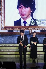 高清组图：少女时代李秉宪等韩国文化艺术盛典捧奖