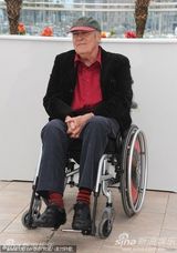 高清组图：戛纳终身成就奖得主贝托鲁奇坐轮椅亮相