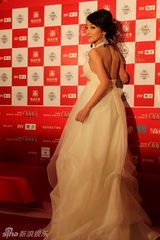 幻灯图：陈紫函领取时尚大奖 24小时连飞四地当飞人