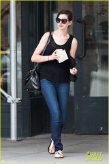 组图：海瑟薇为新片染回深发 买咖啡提神赶戏