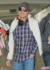 组图：谢霆锋返港休闲范儿 露笑容心情好