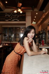 组图：万绮雯橙色连衣裙亮相 笑容甜美气质妩媚
